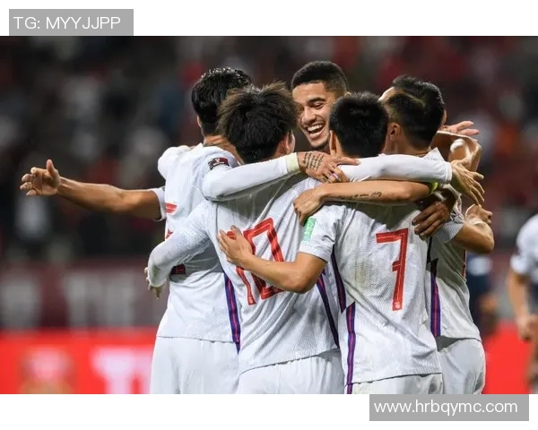 足球球星惊艳转头动作引爆全场瞬间展现力量与优雅魅力 足球球星惊艳转头动作引爆全场瞬间展现力量与优雅魅力