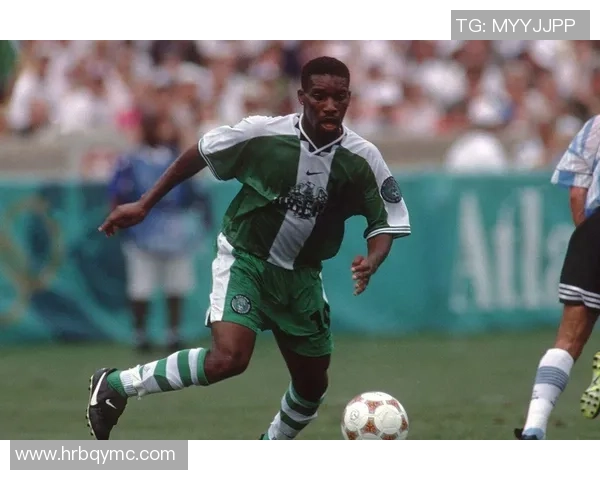 西装革履足球巨星绅士魅力与赛场激情完美结合 西装革履足球巨星绅士魅力与赛场激情完美结合