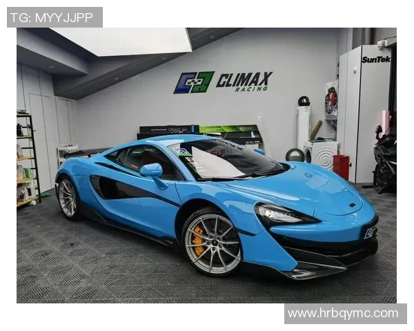 足球巨星驾驭迈凯伦驰骋赛道 展现速度与激情的完美结合 足球巨星驾驭迈凯伦驰骋赛道 展现速度与激情的完美结合